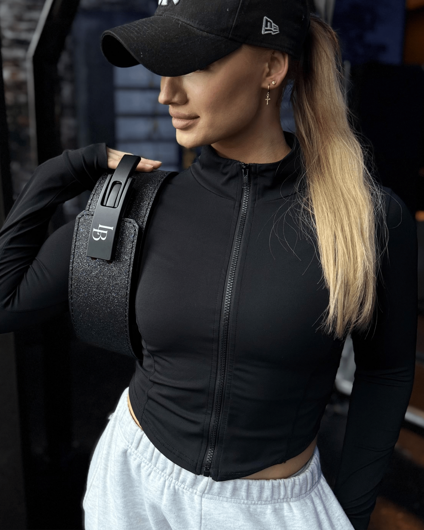 Schwarzer Glitzer Gewichthebegurt mit Model