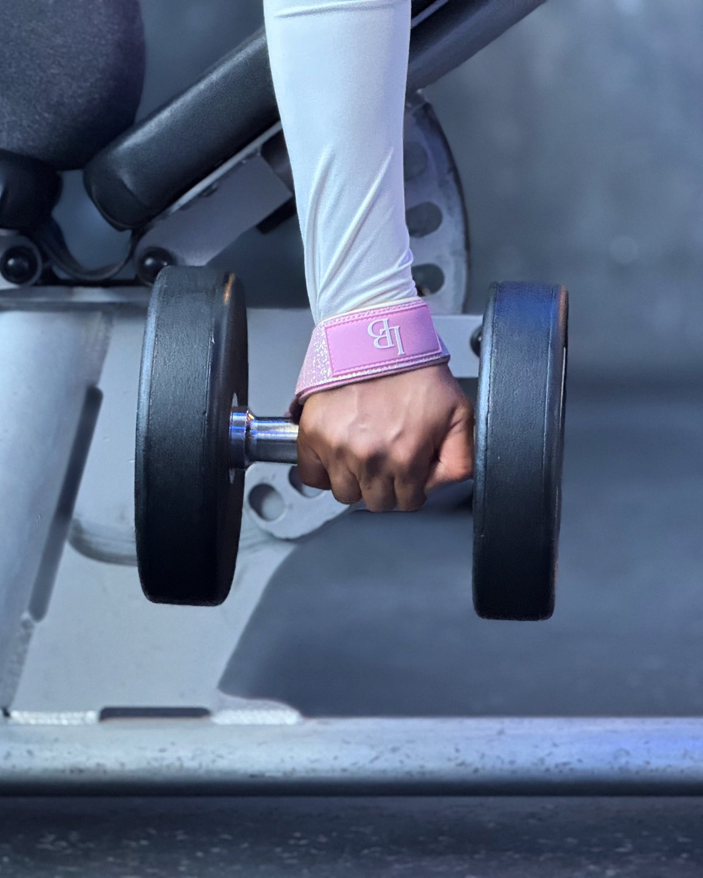 Glitzer Zughilfen in pink für Frauen im Krafttraining mit einer Kurzhantel