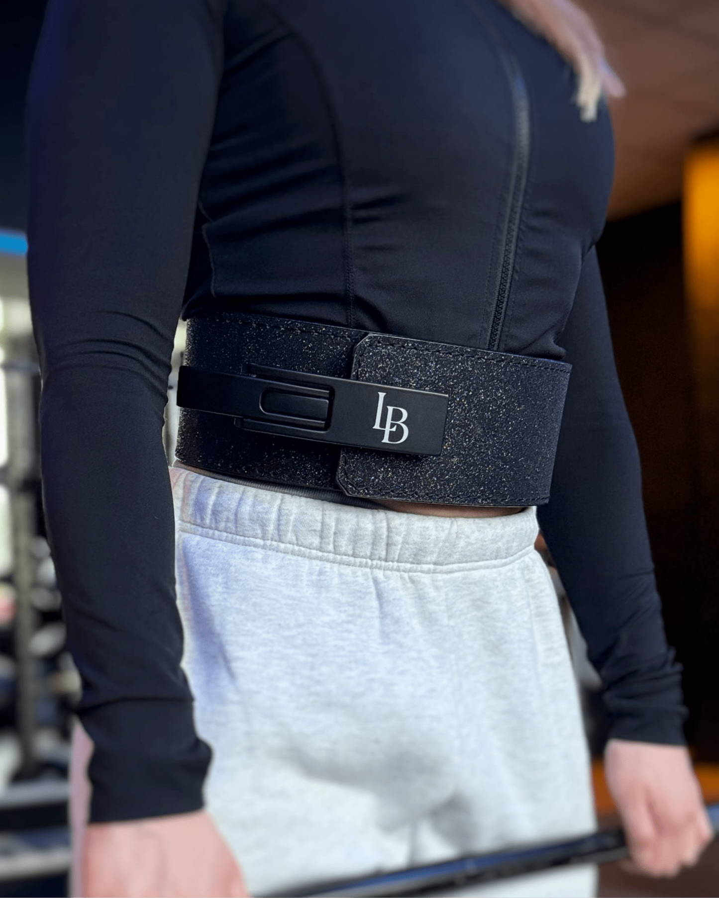 Gewichthebergurt schwarz mit Glitzer im Training