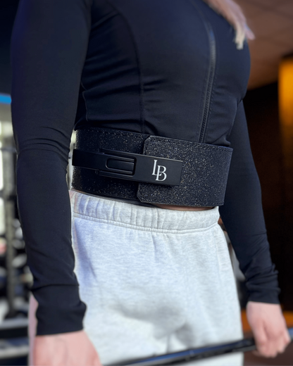 Gewichthebergurt schwarz mit Glitzer im Training